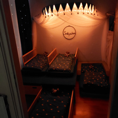 Schlafbereich mit Amberlicht